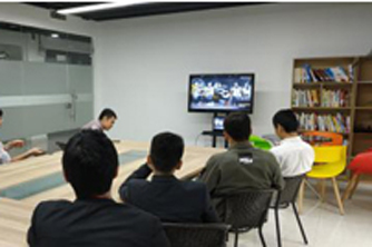 公司辦公室變身籃球場 員工專心看起NBA